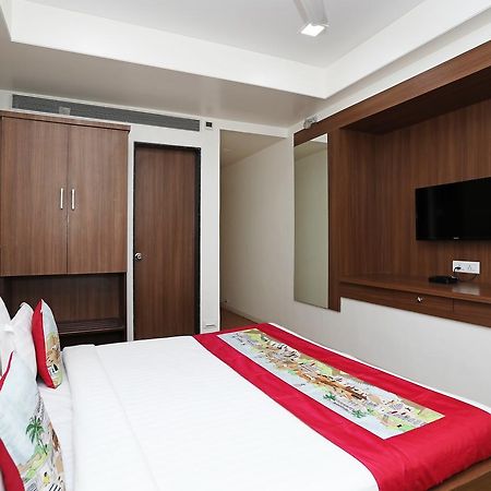 Oyo 10672 Hotel Riviera Nashik Eksteriør billede