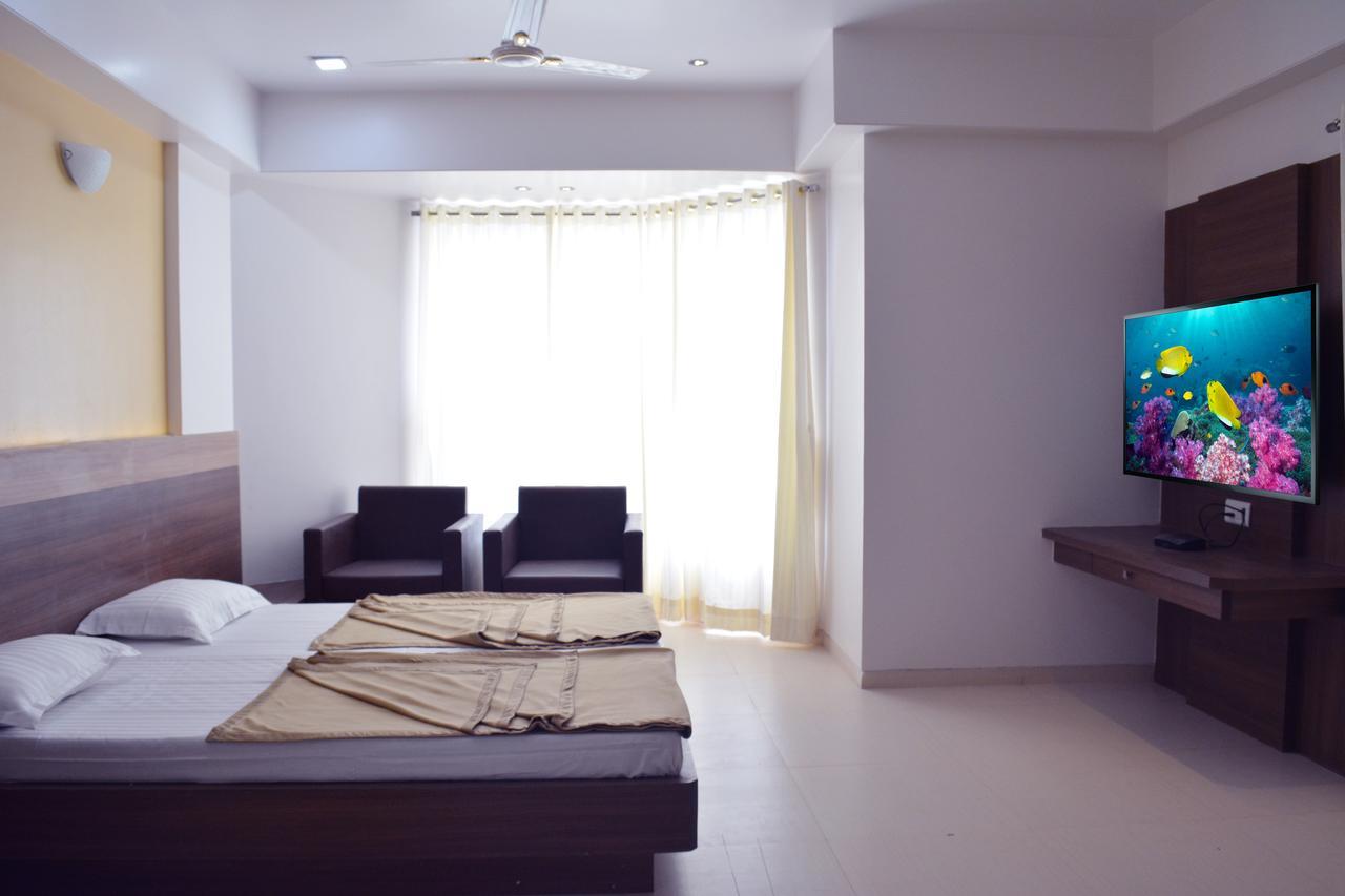 Oyo 10672 Hotel Riviera Nashik Eksteriør billede