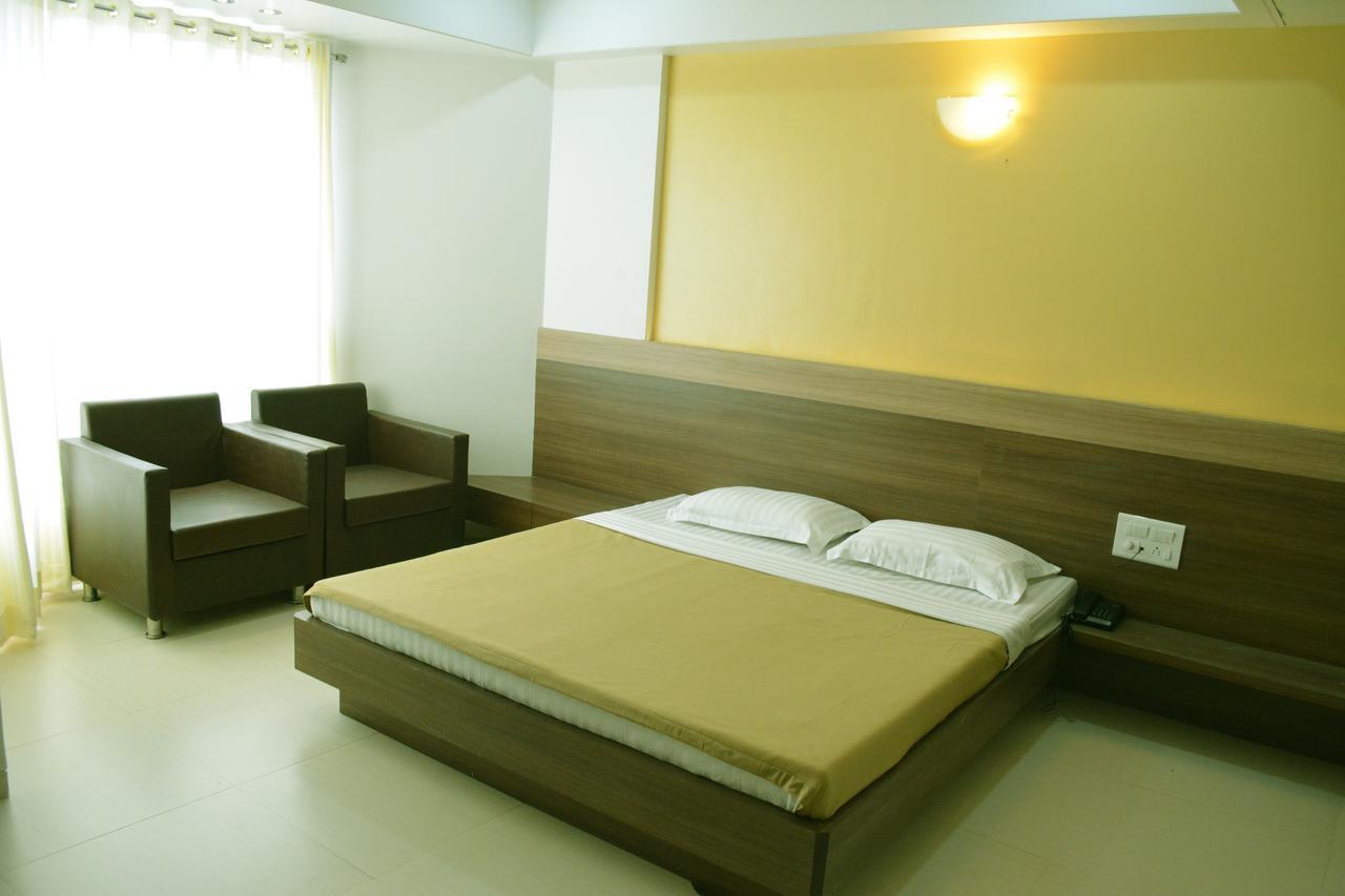 Oyo 10672 Hotel Riviera Nashik Eksteriør billede