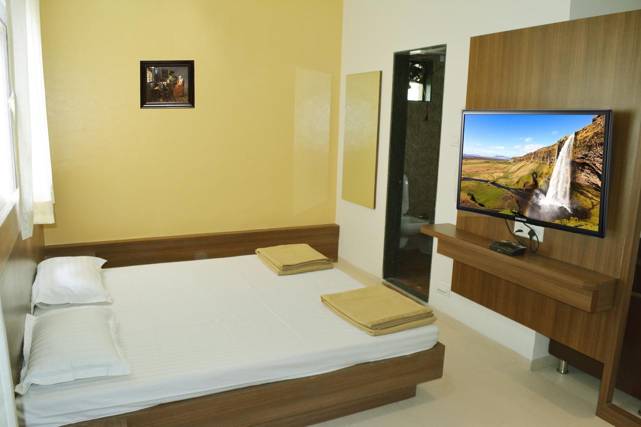 Oyo 10672 Hotel Riviera Nashik Eksteriør billede