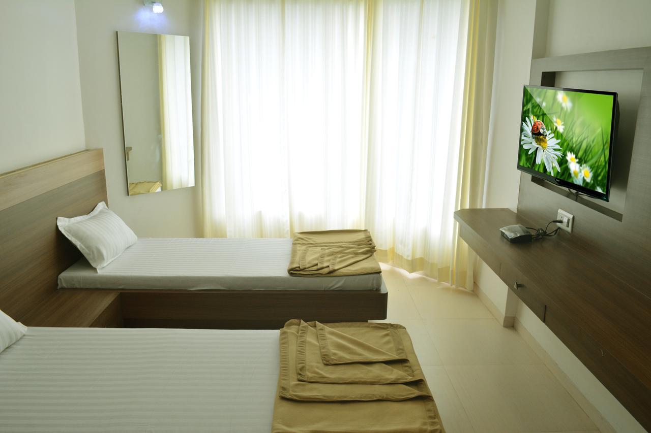 Oyo 10672 Hotel Riviera Nashik Eksteriør billede