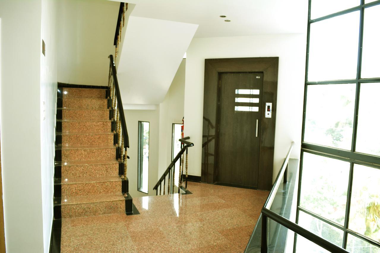 Oyo 10672 Hotel Riviera Nashik Eksteriør billede