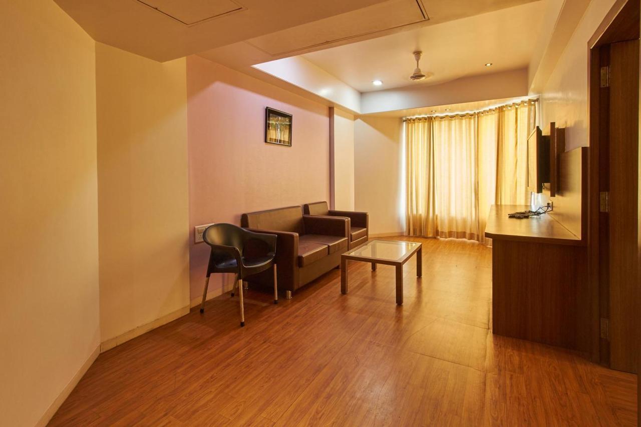 Oyo 10672 Hotel Riviera Nashik Eksteriør billede