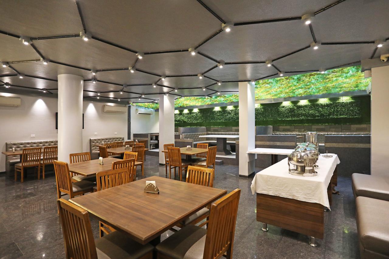 Oyo 10672 Hotel Riviera Nashik Eksteriør billede