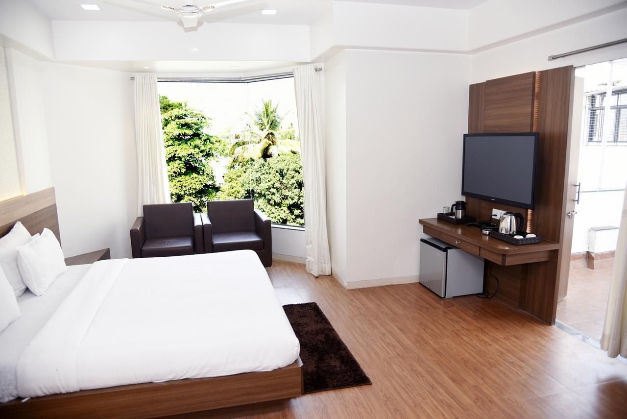 Oyo 10672 Hotel Riviera Nashik Eksteriør billede