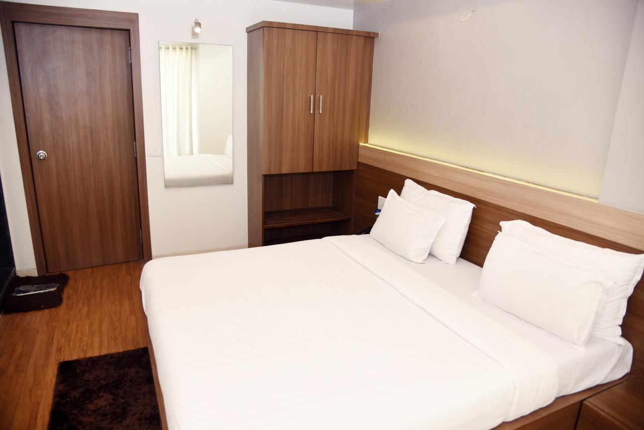 Oyo 10672 Hotel Riviera Nashik Eksteriør billede