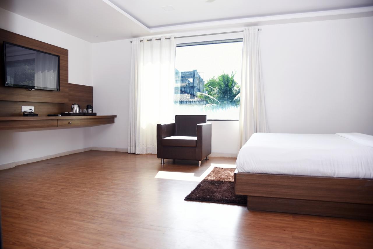 Oyo 10672 Hotel Riviera Nashik Eksteriør billede