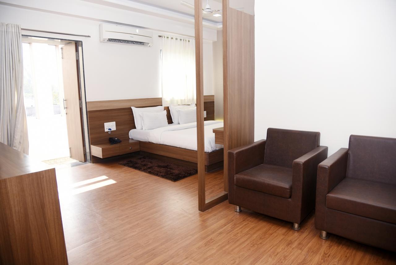Oyo 10672 Hotel Riviera Nashik Eksteriør billede