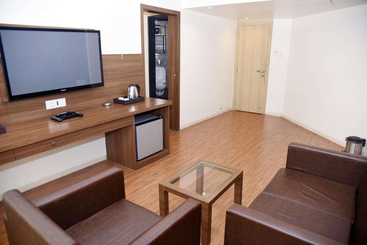 Oyo 10672 Hotel Riviera Nashik Eksteriør billede