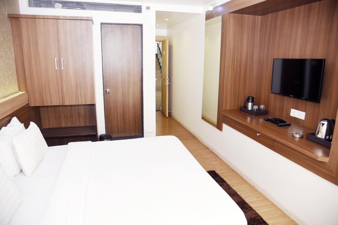 Oyo 10672 Hotel Riviera Nashik Eksteriør billede
