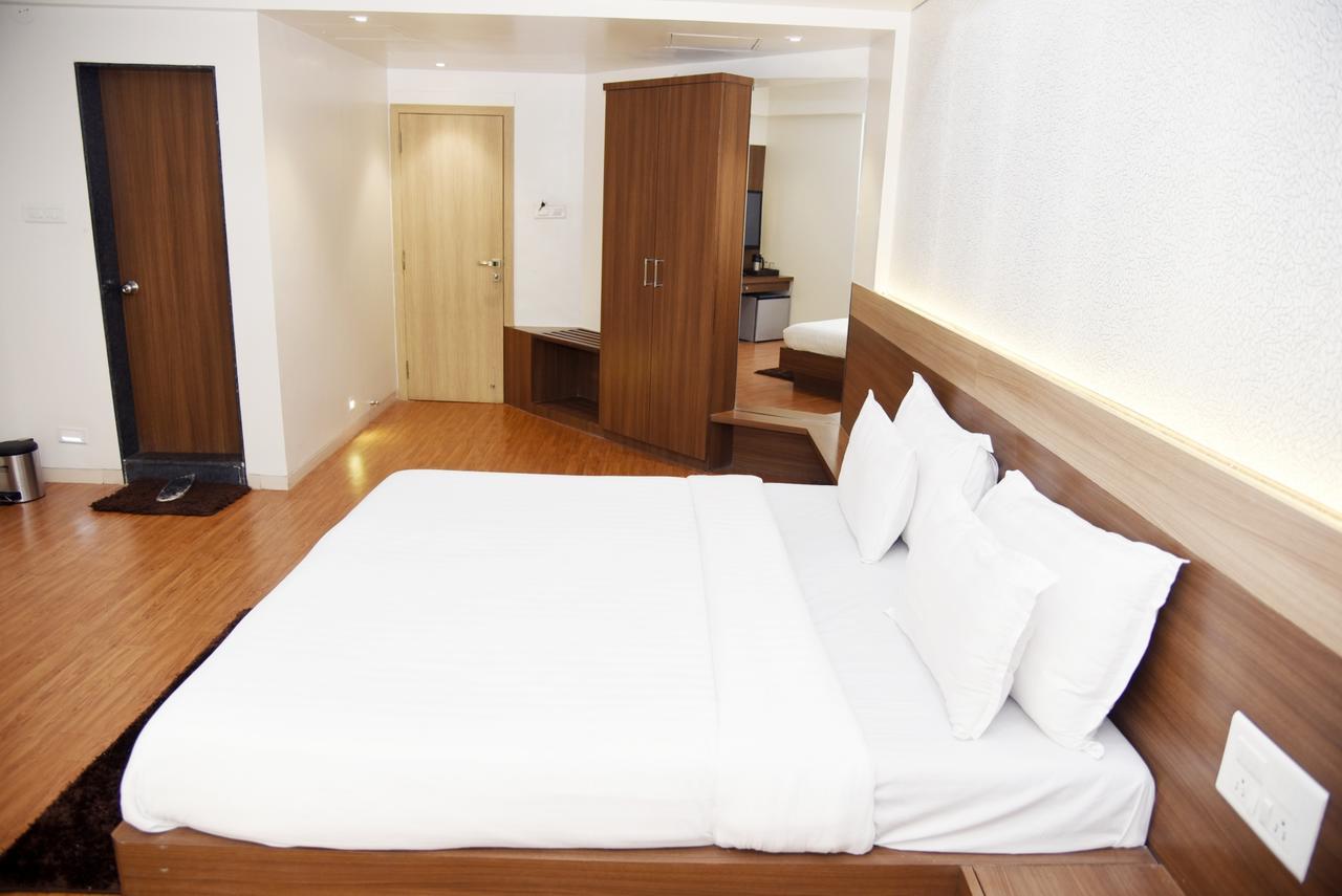 Oyo 10672 Hotel Riviera Nashik Eksteriør billede