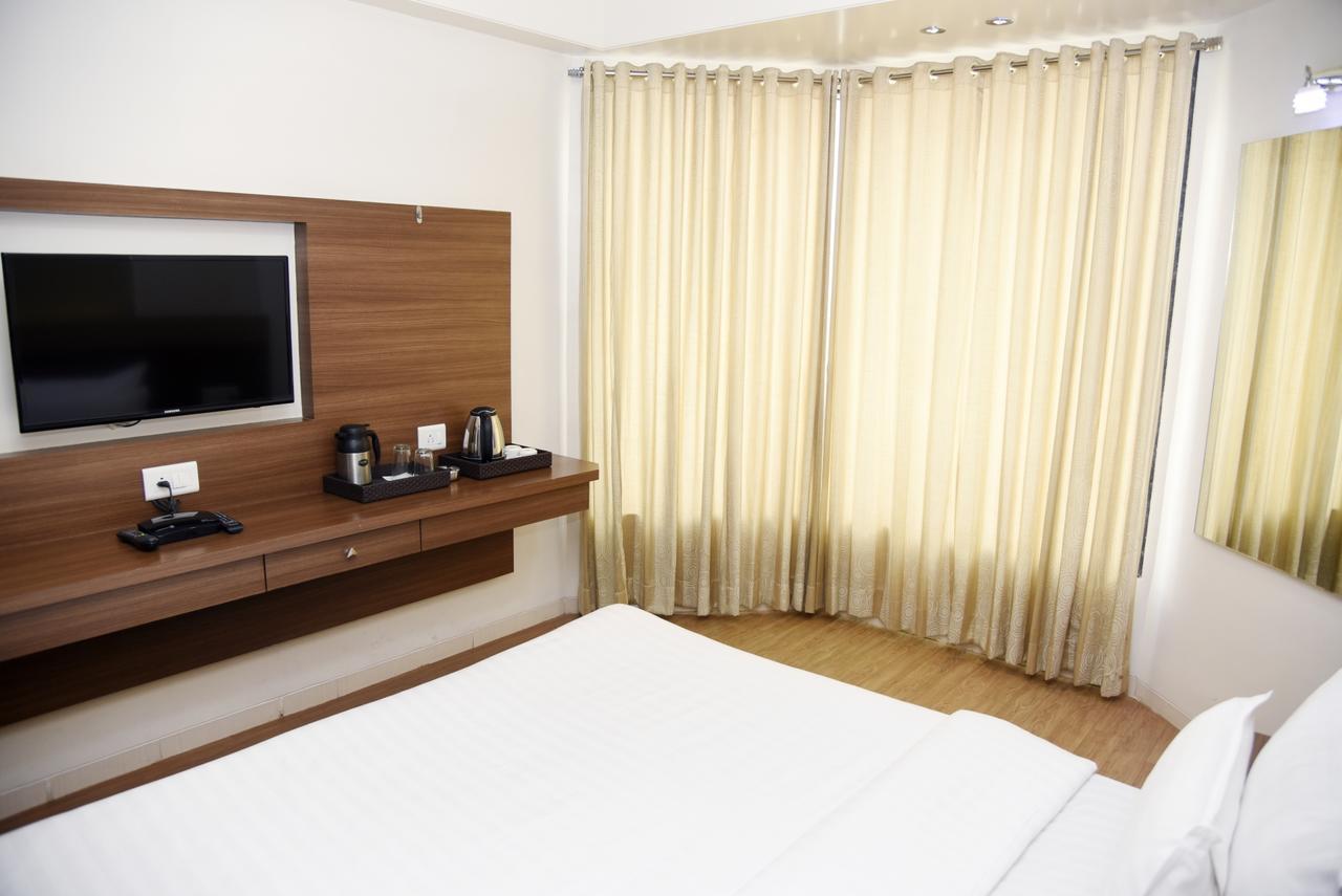 Oyo 10672 Hotel Riviera Nashik Eksteriør billede