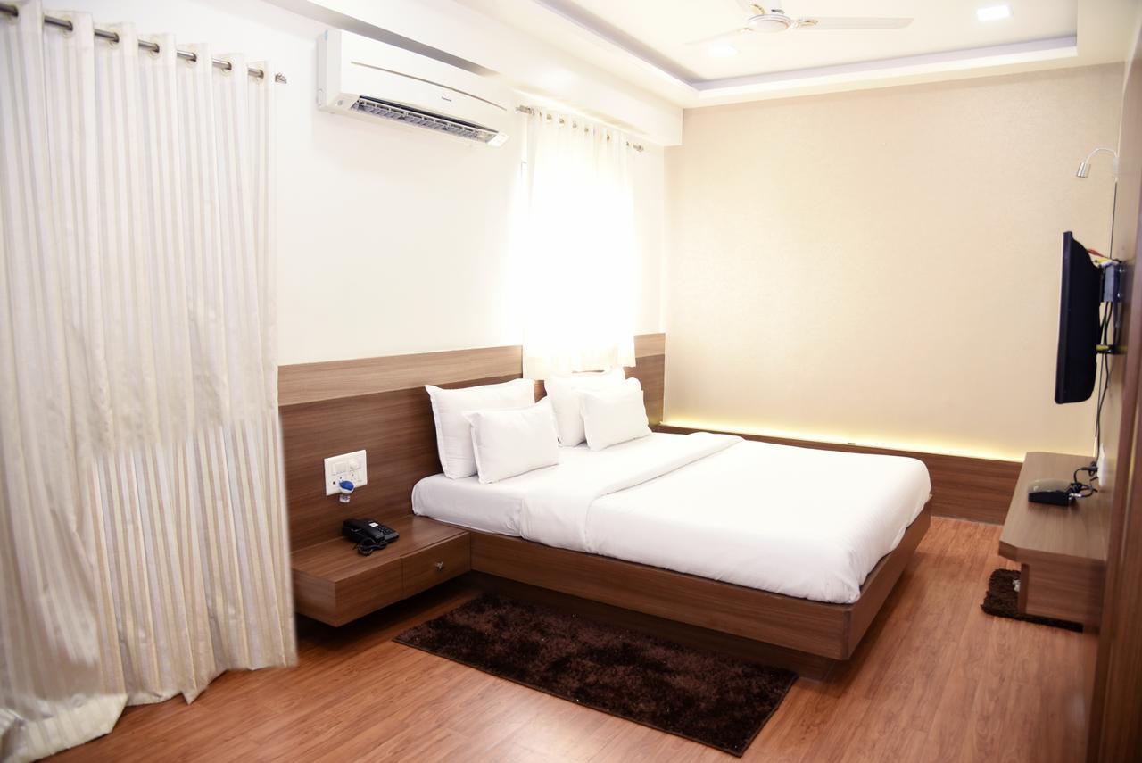 Oyo 10672 Hotel Riviera Nashik Eksteriør billede