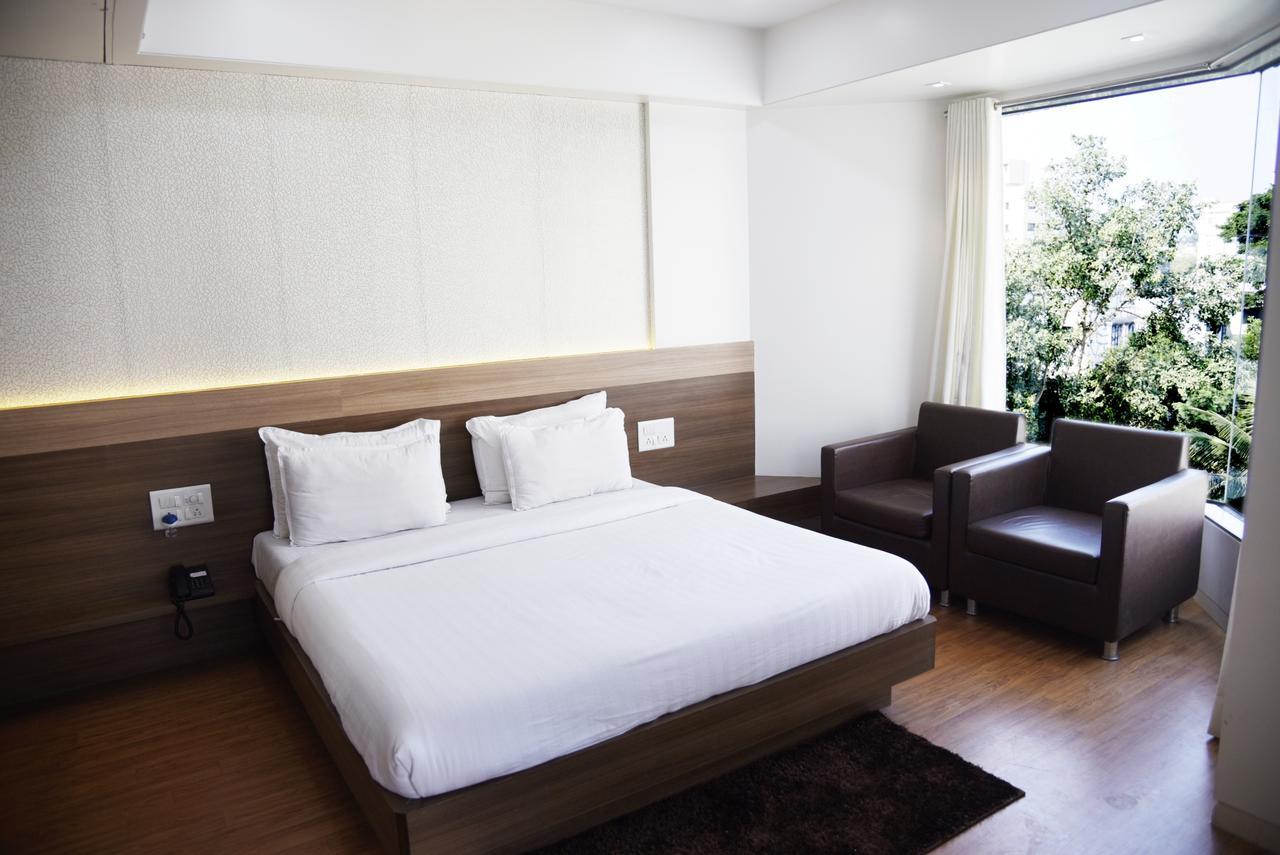 Oyo 10672 Hotel Riviera Nashik Eksteriør billede