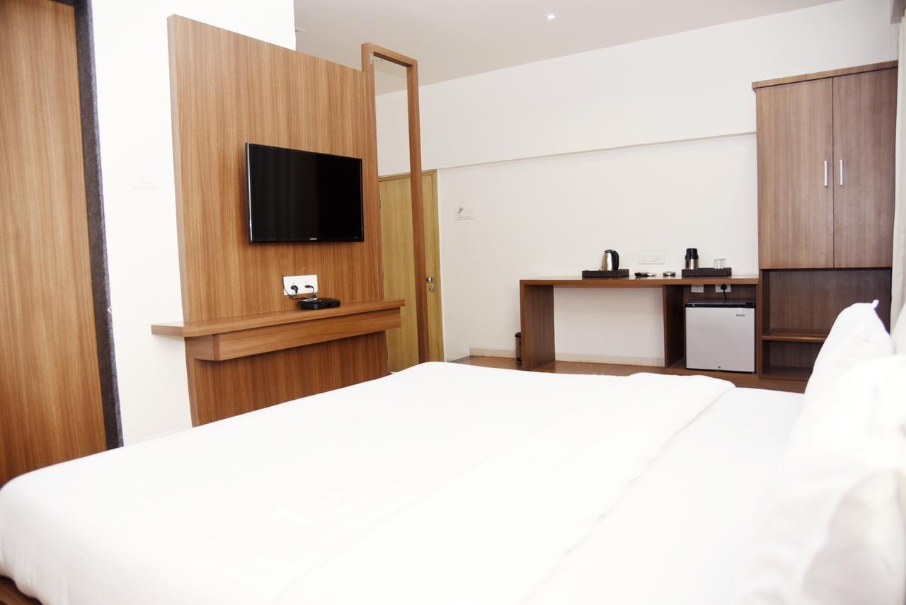 Oyo 10672 Hotel Riviera Nashik Eksteriør billede