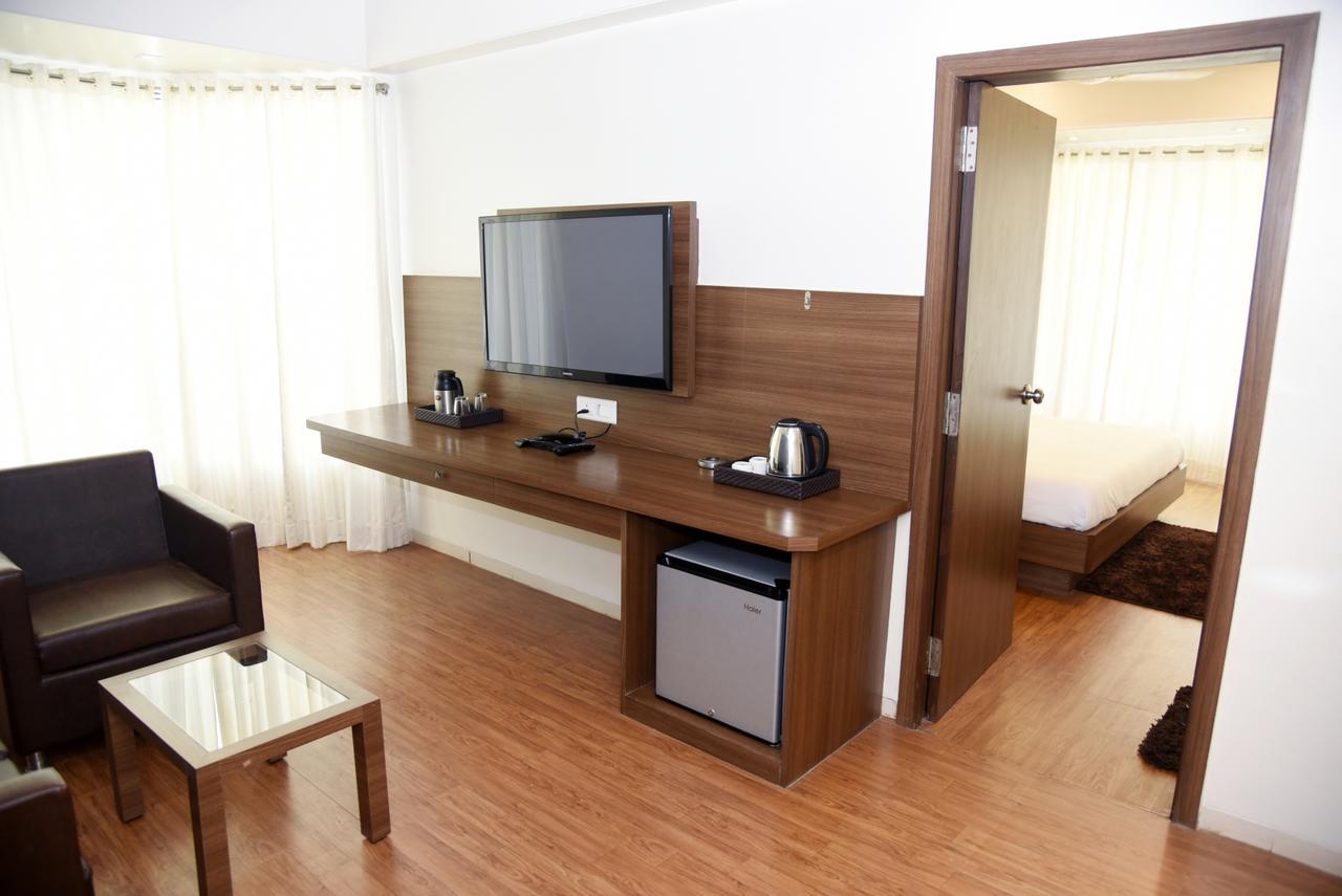 Oyo 10672 Hotel Riviera Nashik Eksteriør billede
