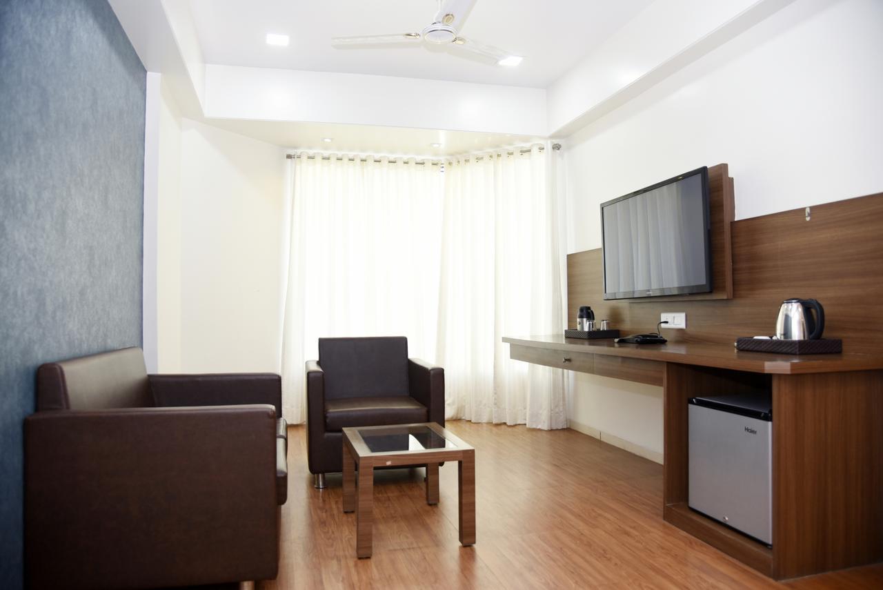 Oyo 10672 Hotel Riviera Nashik Eksteriør billede