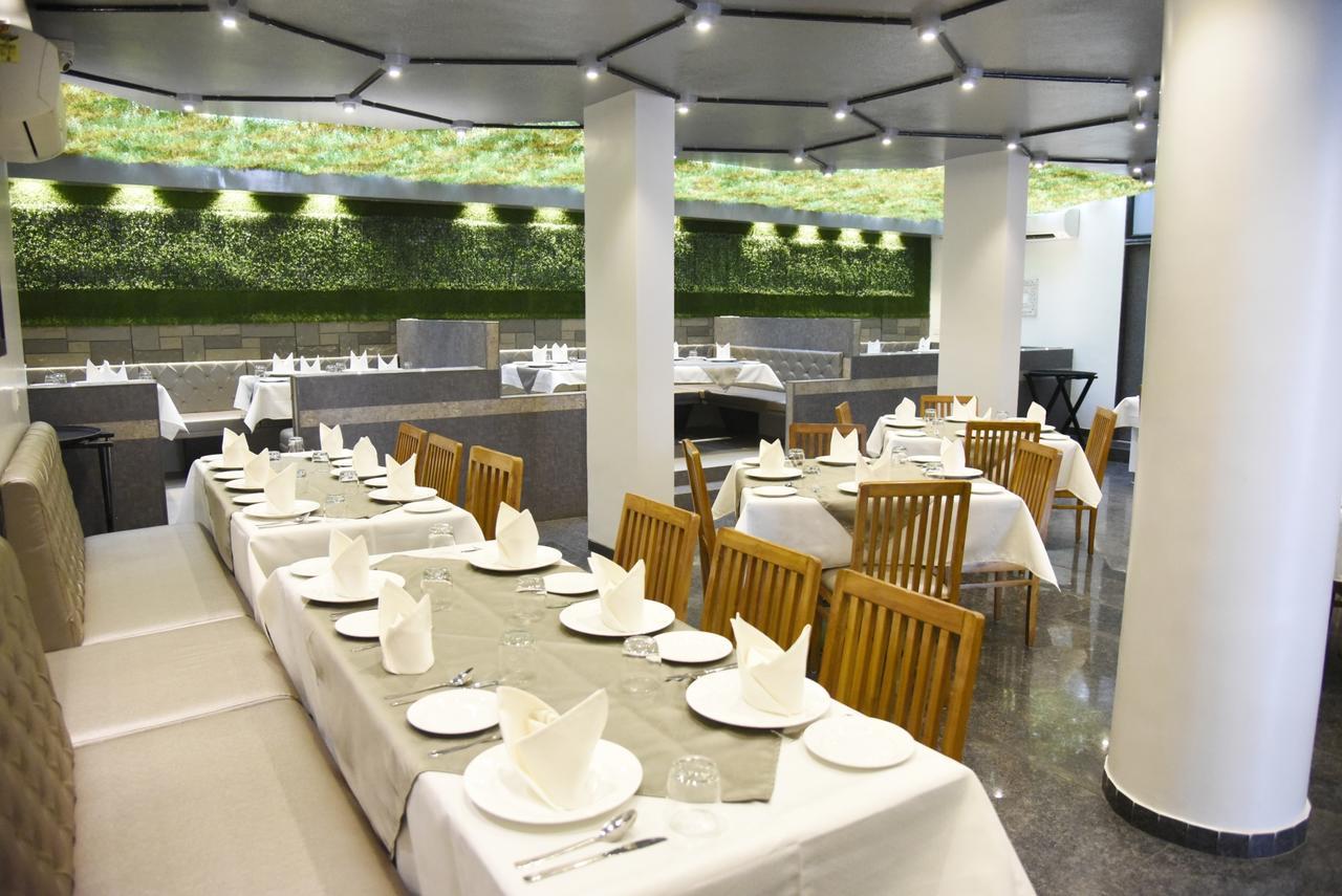Oyo 10672 Hotel Riviera Nashik Eksteriør billede