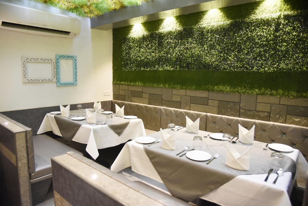 Oyo 10672 Hotel Riviera Nashik Eksteriør billede