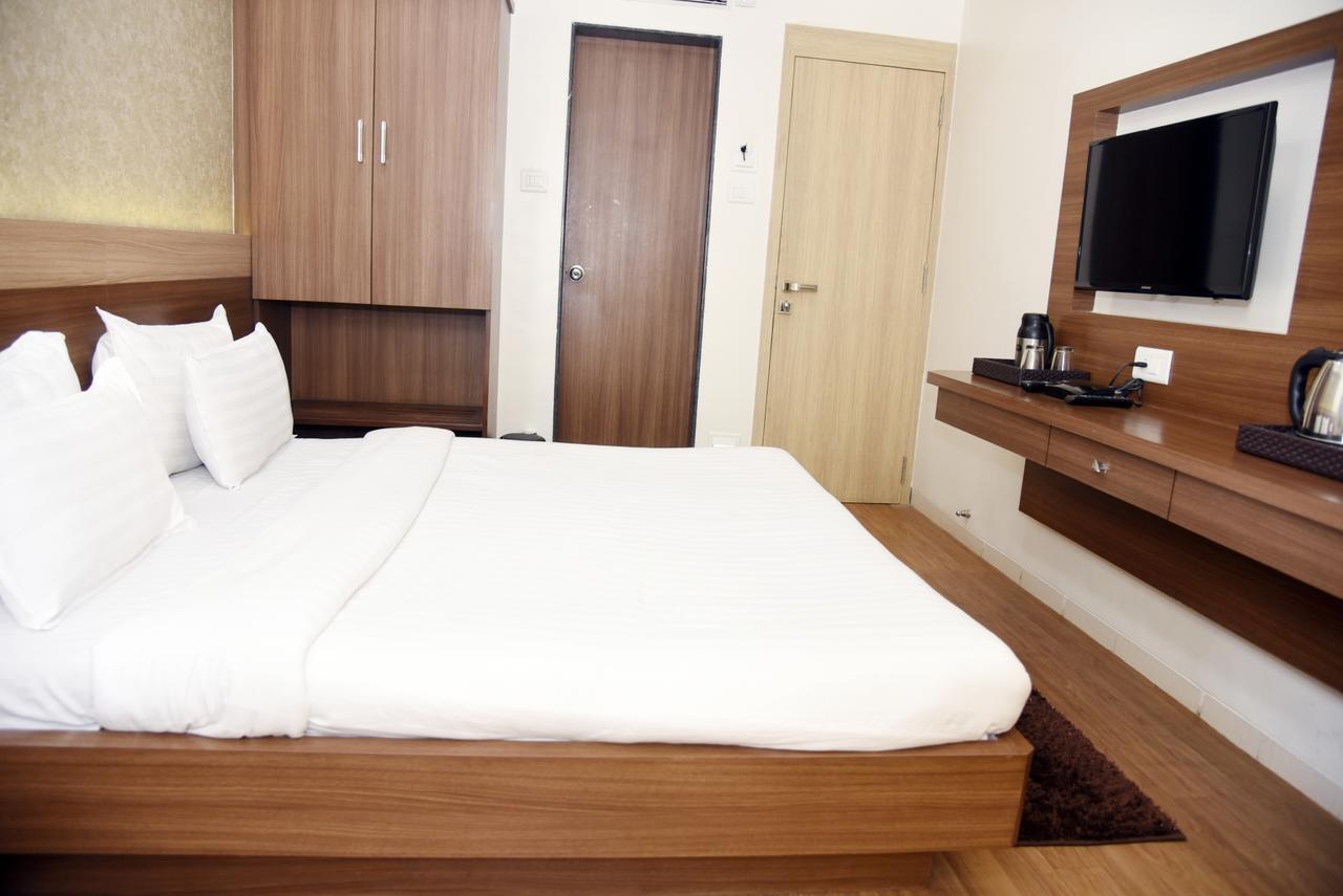 Oyo 10672 Hotel Riviera Nashik Eksteriør billede