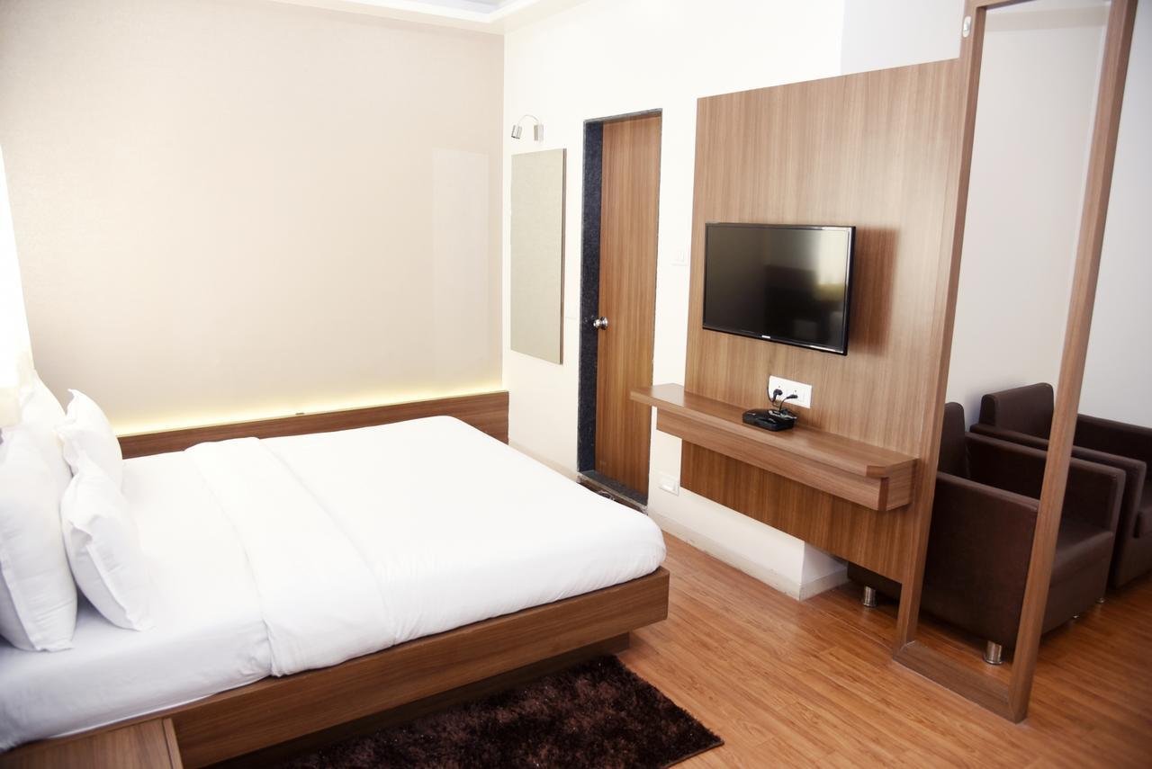 Oyo 10672 Hotel Riviera Nashik Eksteriør billede
