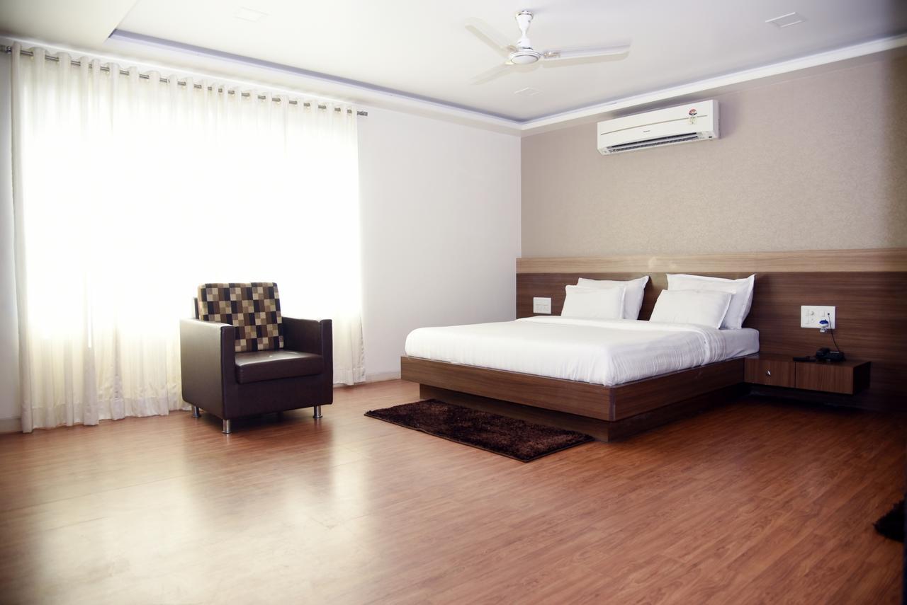 Oyo 10672 Hotel Riviera Nashik Eksteriør billede