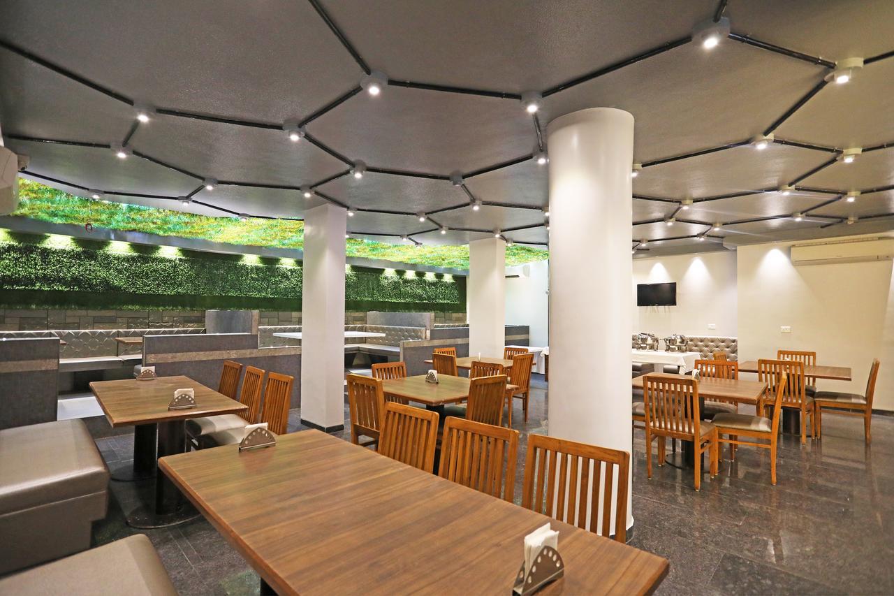 Oyo 10672 Hotel Riviera Nashik Eksteriør billede